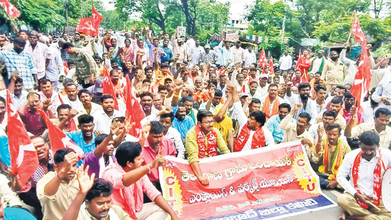 ధర్నాలతో దద్దరిల్లిన కలెక్టరేట్.. సమస్యలు పరిష్కరించాలంటూ ఆందోళనలు