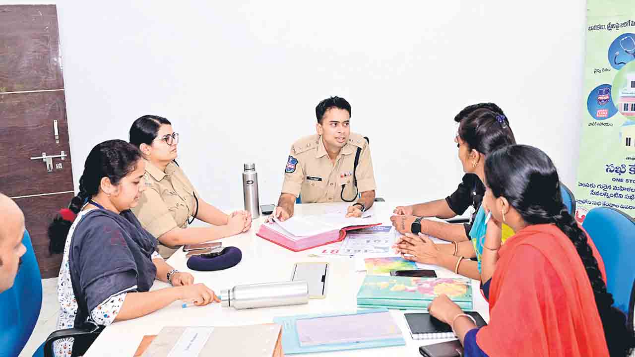 సఖీ సేవలపై ఎస్పీ సమీక్ష