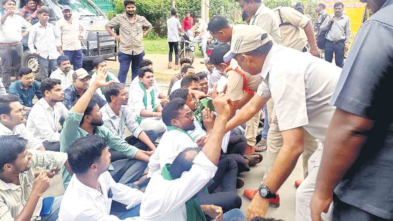 ఐటీడీఏ పీవో డౌన్‌ డౌన్‌