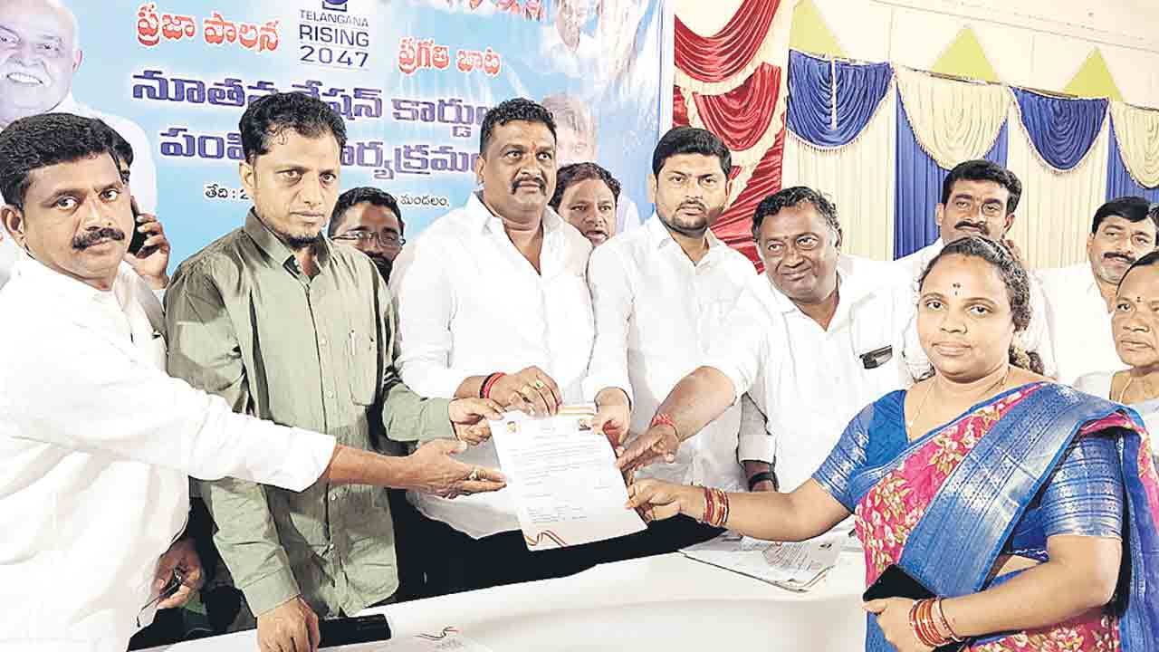 ప్రభుత్వ కార్యక్రమంలో హస్తం లీడర్లు