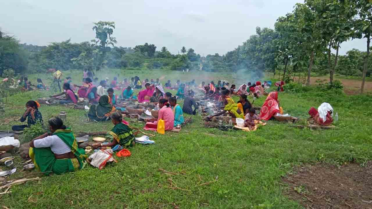 Mahalakshmi pujas | నవధాన్యాలు, పిండి వంటకాలతో ఏజెన్సీలో ఆదివాసీల మహాలక్ష్మి పూజలు