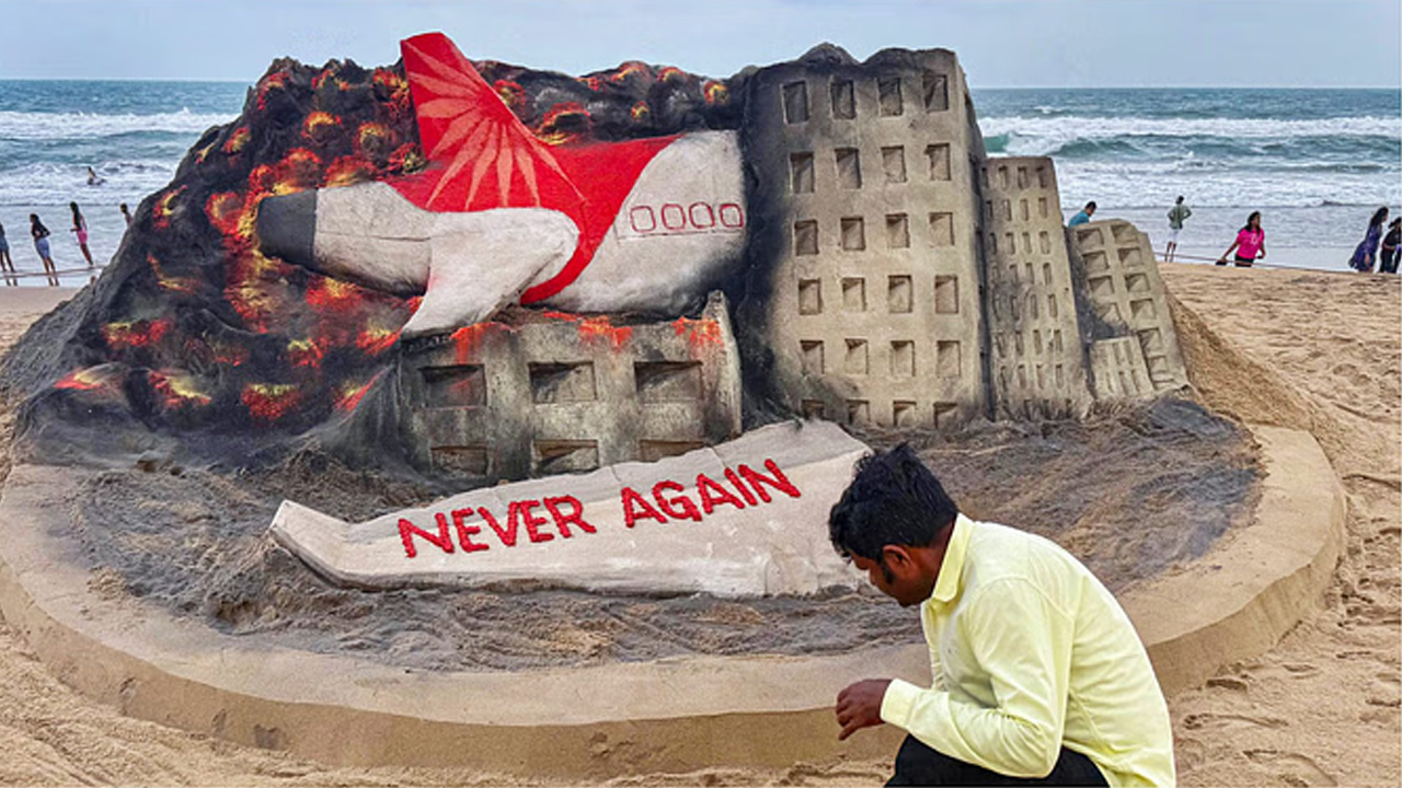 Plane Crash | వాల్‌ స్ట్రీట్‌ జర్నల్‌, రాయిటర్స్‌కు లీగల్‌ నోటీసులు పంపిన పైలట్ల సంఘం.. క్షమాపణలు చెప్పాలని డిమాండ్‌..!