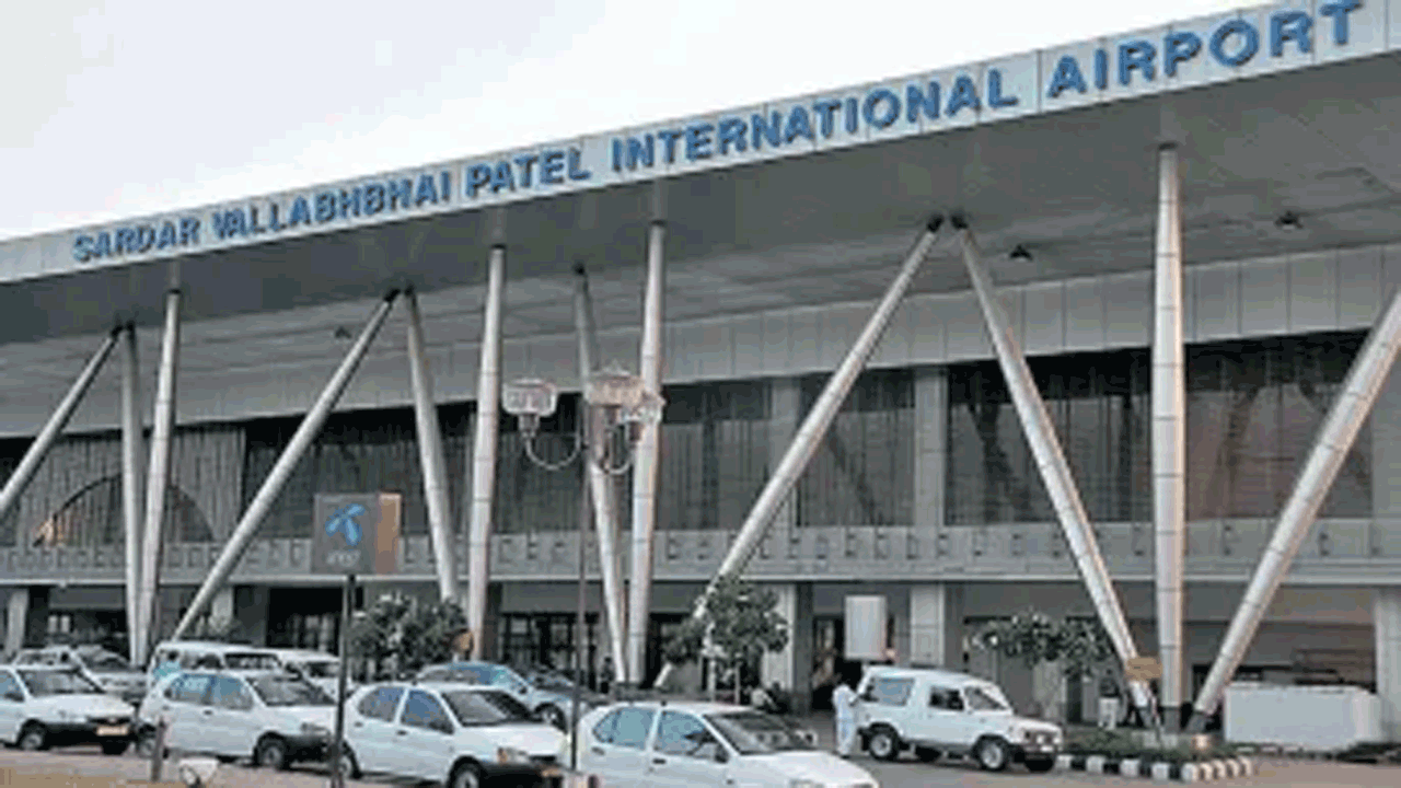 Bomb Threat | అహ్మదాబాద్‌ ఎయిర్‌పోర్ట్‌కు బాంబు బెదిరింపులు.. అప్రమత్తమైన పోలీసులు