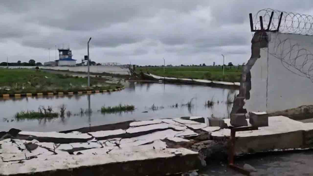 Airport Wall Collapses | రూ.500 కోట్ల ప్రాజెక్టుకు పగుళ్లు.. కూలిన ఎయిర్పోర్ట్   గోడ
