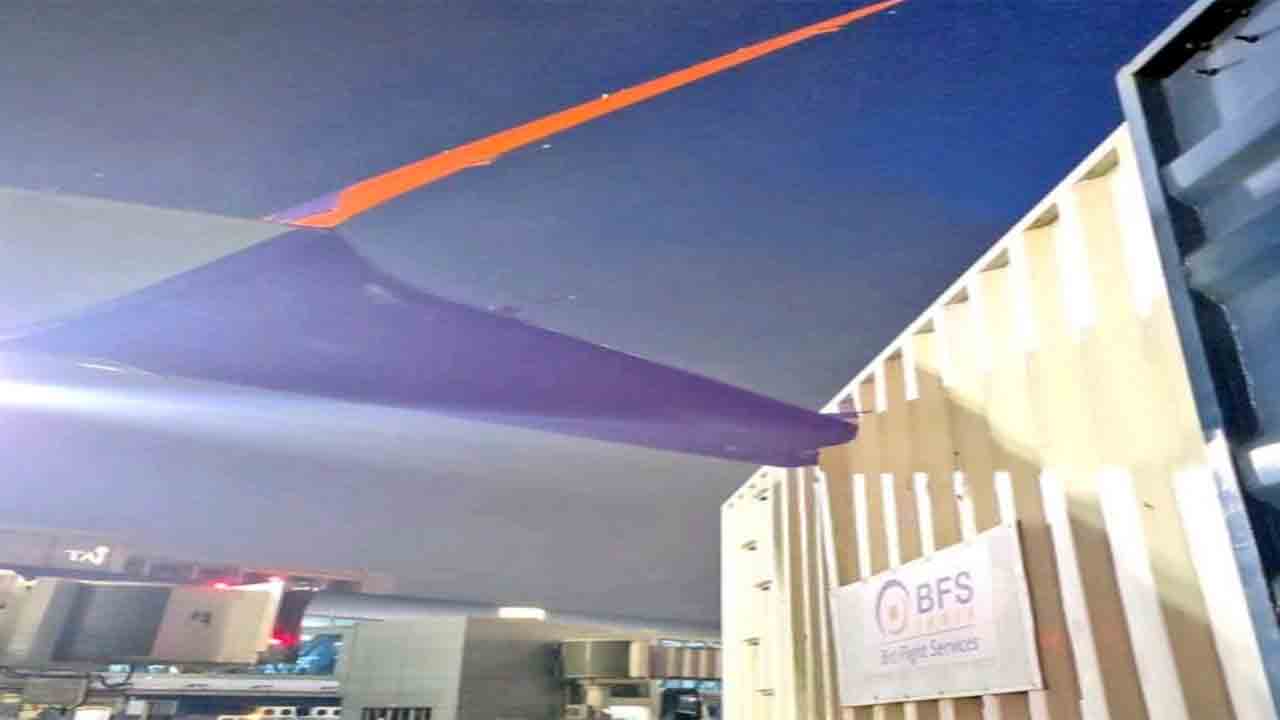 Akasa Air plane | ఆకాశ ఎయిర్‌ విమానం వెనుక భాగాన్ని ఢీకొట్టిన కార్గో వాహనం