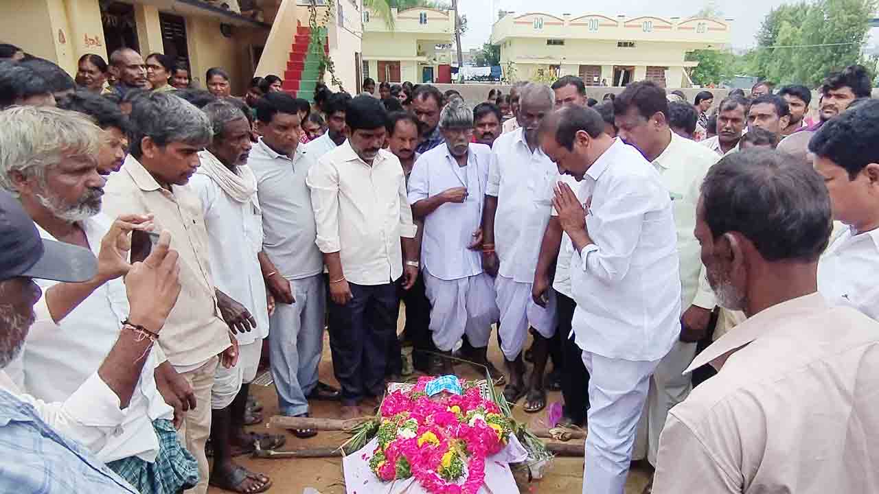 బొజ్జయ్య కుటుంబాన్ని రాష్ట్ర ప్రభుత్వం ఆదుకోవాలి : మాజీ ఎమ్మెల్యే ఆల వెంకటేశ్వర్‌ రెడ్డి