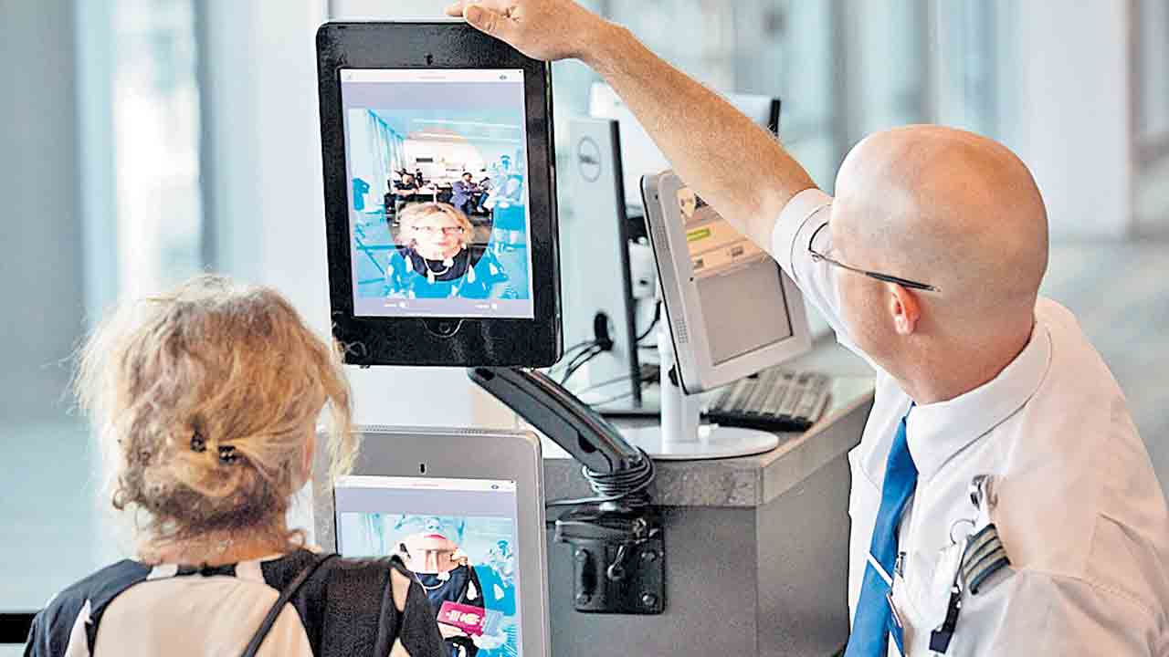 బయోమెట్రిక్‌తో విదేశీయుల ట్రాకింగ్‌.. ట్రంప్‌ సర్కార్‌ యోచన