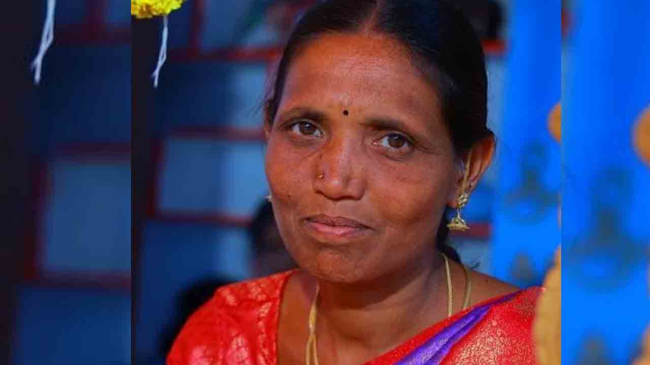 లిఫ్ట్ అడగడమే శాపమై.. బైకు పైనుంచి పడి అంగన్వాడీ టీచర్ మృతి