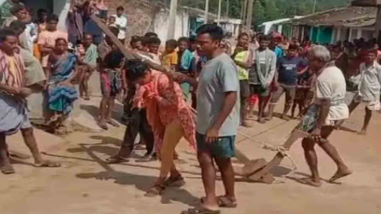 Watch: ఒడిశాలో మరో అమానుషం.. మరో జంటను నాగలికి కట్టి దున్నించిన వైనం