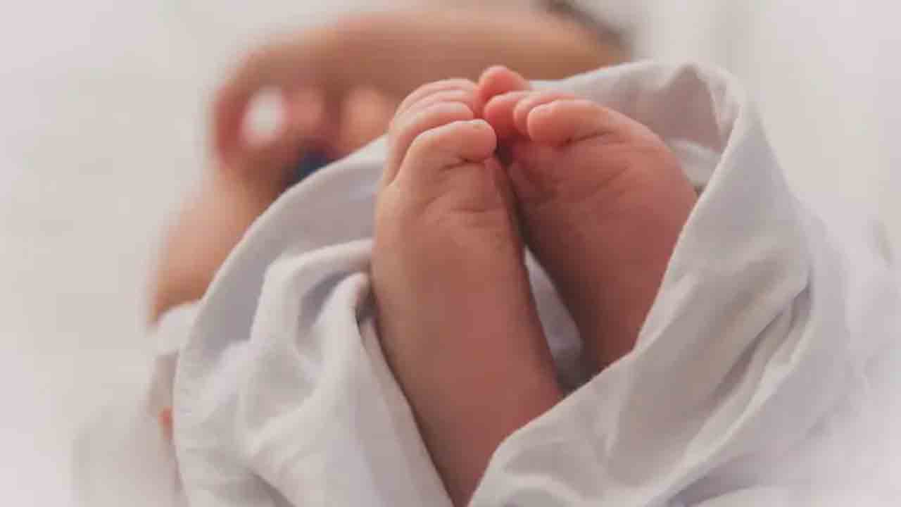 Army Doctor | రైల్వే ప్లాట్‌ఫామ్‌పై హెయిర్‌ క్లిప్‌, పాకెట్‌ నైఫ్‌తో మహిళకు డెలివరీ.. ఆర్మీ డాక్టర్‌పై ప్రశంసలు