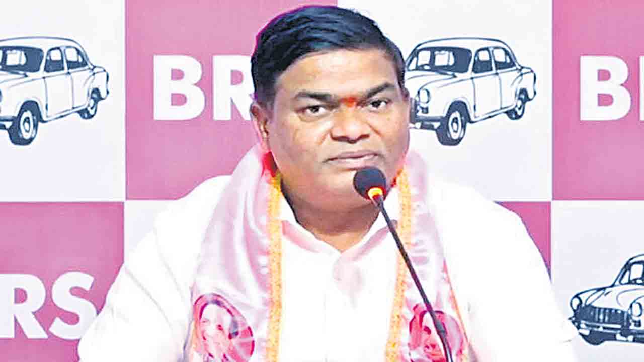 సర్కారు మోసాన్ని నిలదీస్తే సంకెళ్లా ?