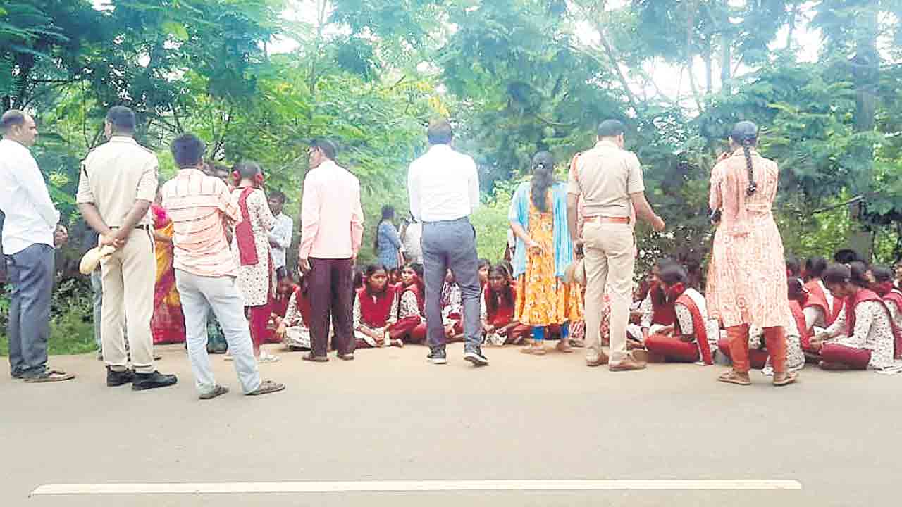 మరోసారి రోడ్డెక్కిన ఆశ్రమ విద్యార్థులు