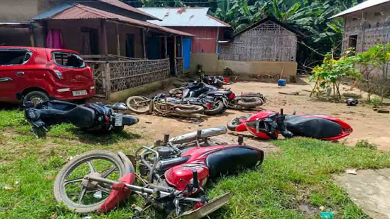 BJP And Tipra Motha Workers Clash | మోదీ మన్ కీ బాత్ ప్రసారం   సందర్భంగా.. బీజేపీ, మిత్రపక్షం పార్టీ కార్యకర్తల మధ్య ఘర్షణ