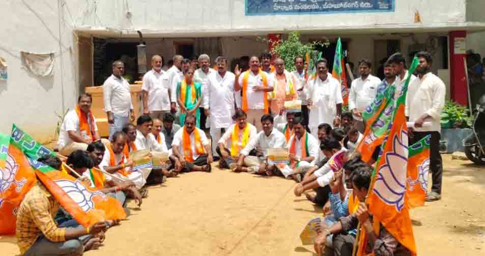 Farmers promises | రైతు హామీలను అమలు చేయాలని తహసీల్‌ కార్యాలయం ఎదుట ధర్నా