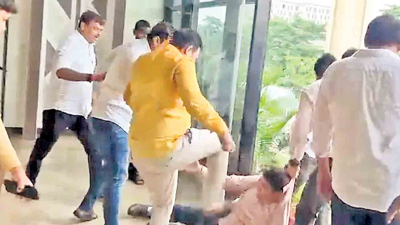 ఆఫీసు నుంచి ఈడ్చుకొచ్చి.. చితకబాది