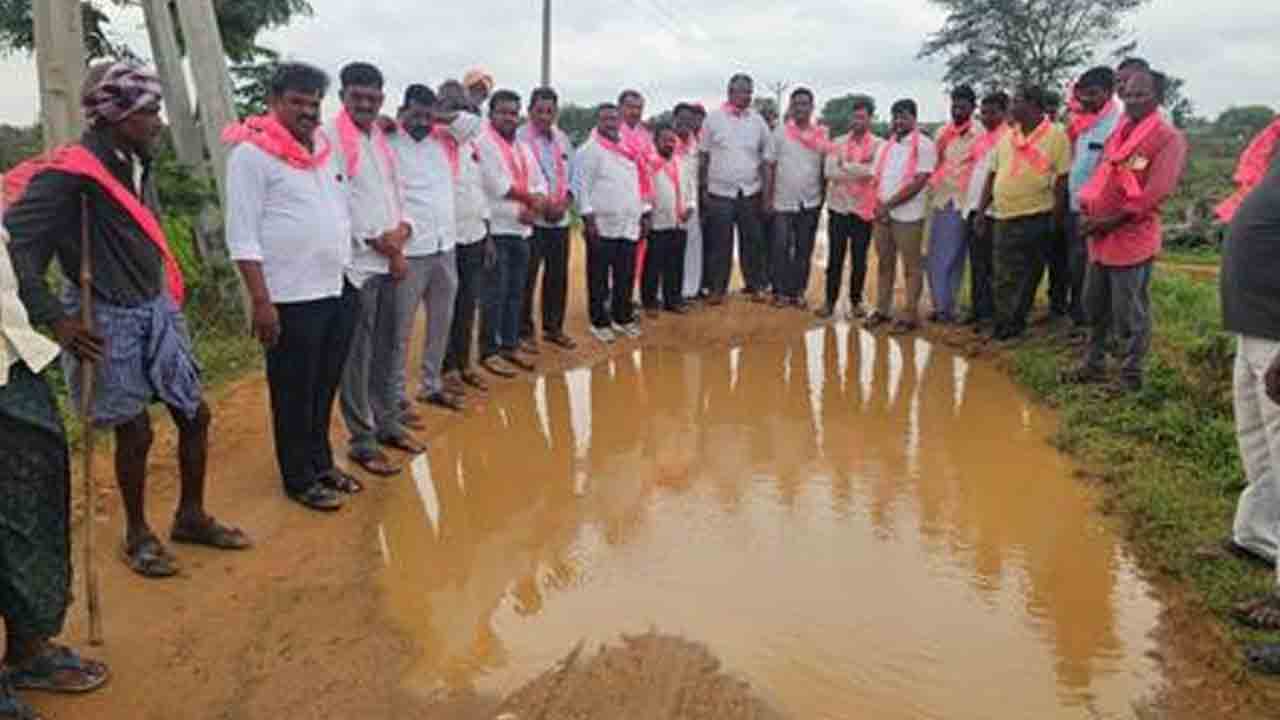 BRS Leaders | అసంపూర్తి బీటీ రోడ్డు పనులను పరిశీలించిన బీఆర్ఎస్ నాయకులు