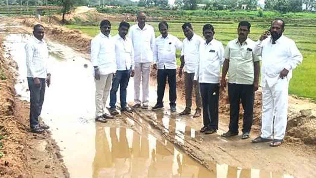 BRS Leaders | అసంపూర్తి రోడ్డు నిర్మాణ పనులను వెంటనే పూర్తి చేయాలి