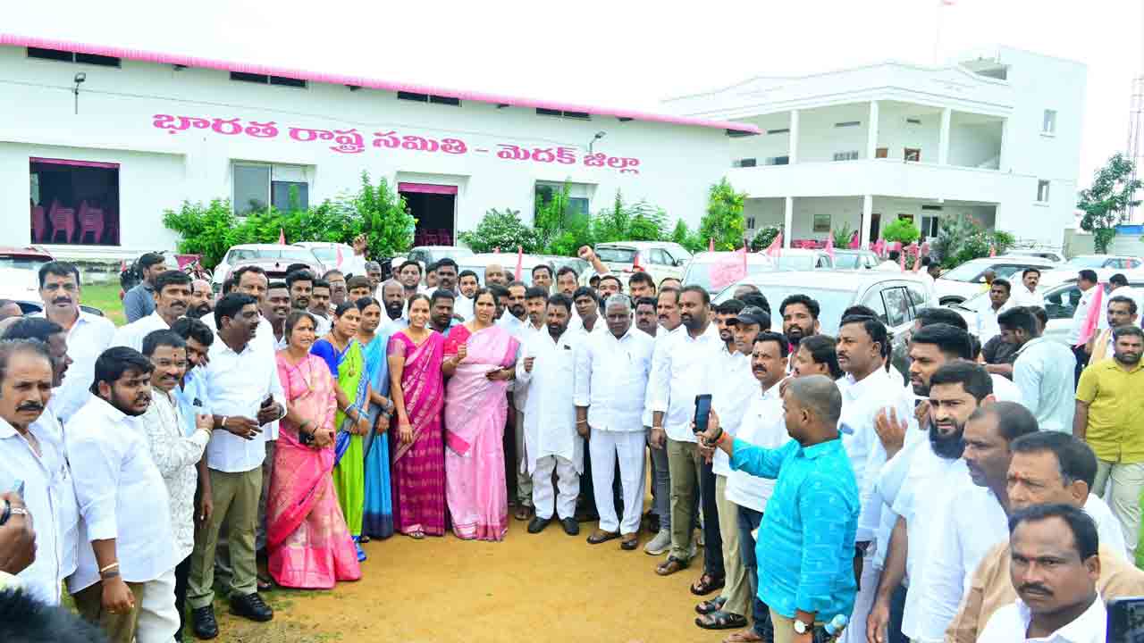 BRS Party | ఉద్యమకారుల ఘర్‌వాపసీ .. బీఆర్‌ఎస్‌లో చేరేందుకు 100 కార్లలో తెలంగాణ భవన్‌కు కాంగ్రెస్ నేతలు