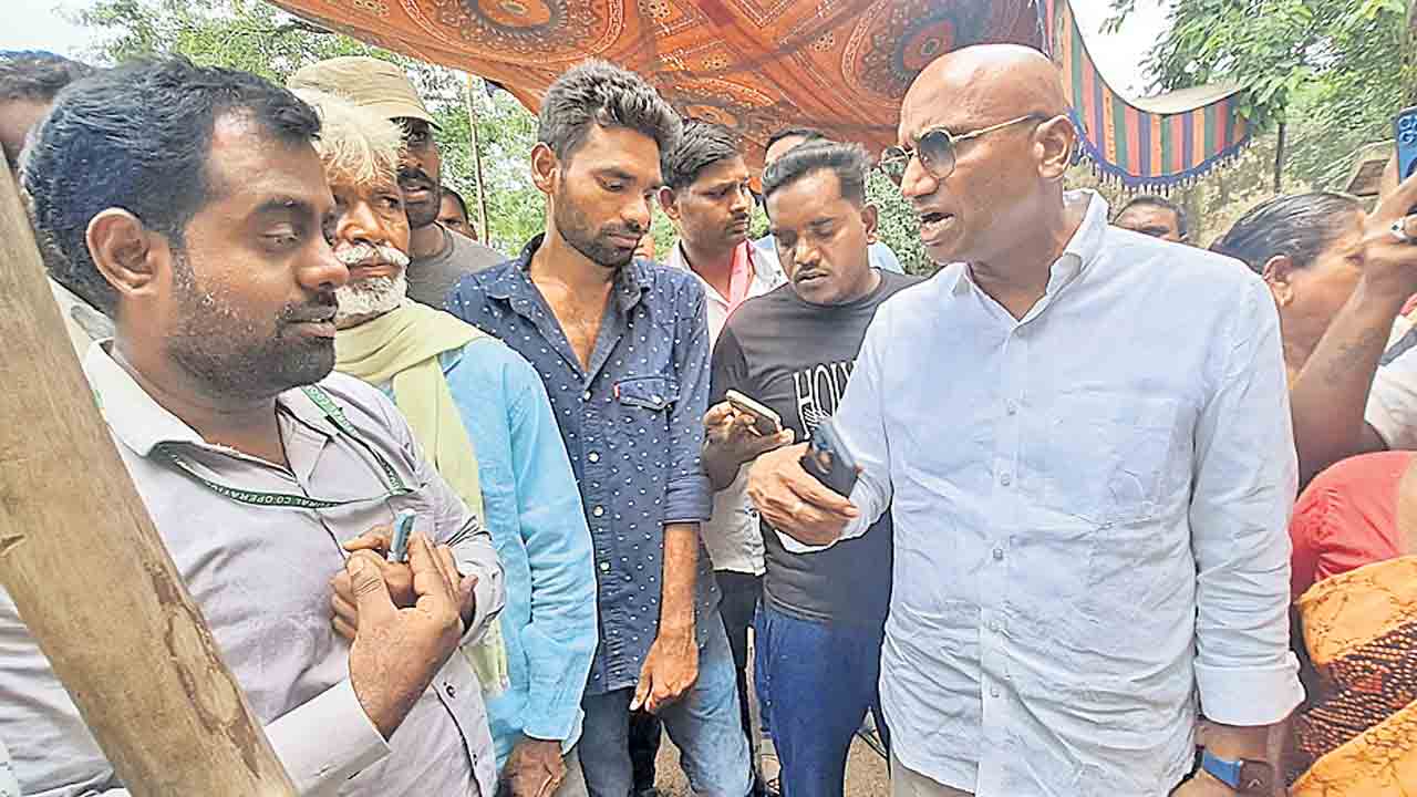 కాంగ్రెస్ లీడర్లకేనా యూరియా?
