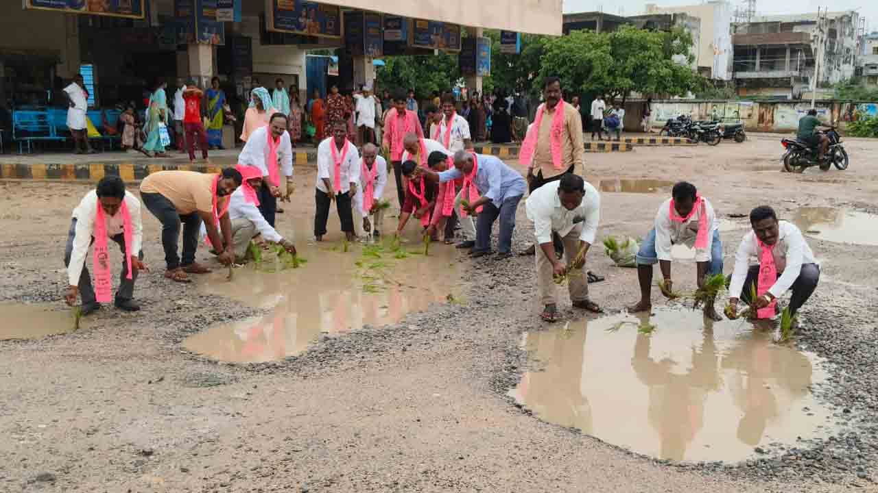 Innovative Protest | వినూత్న తరహాలో నిరసన తెలిపిన బీఆర్‌ఎస్‌ మరికల్‌ నాయకులు