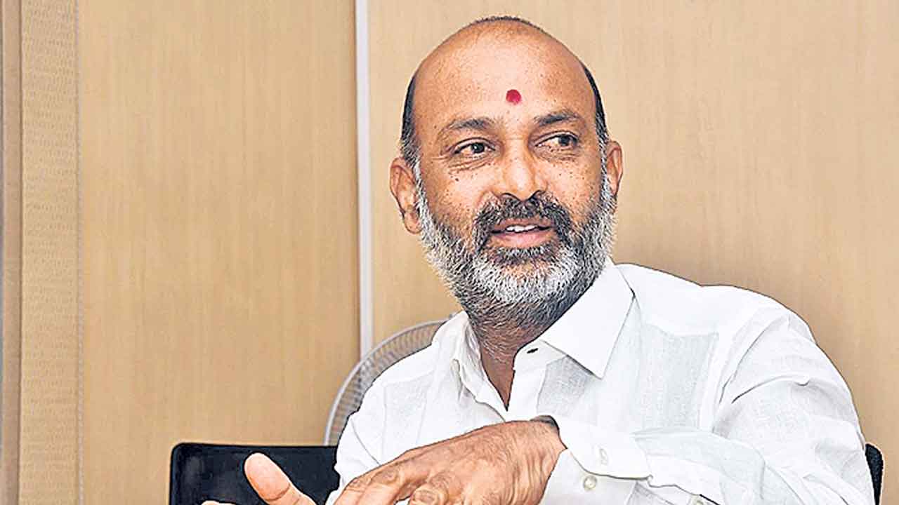 మహిళా అధికారులను అవమానిస్తారా?