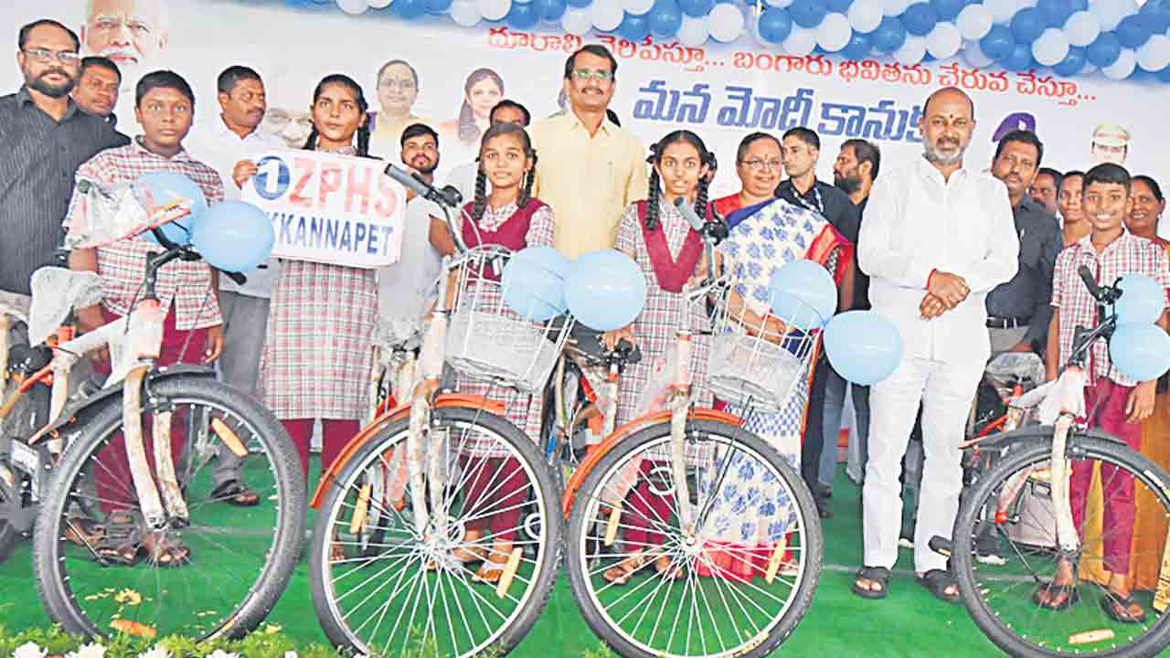 మంత్రి పొన్నంతో కలిసి పనిచేస్తా