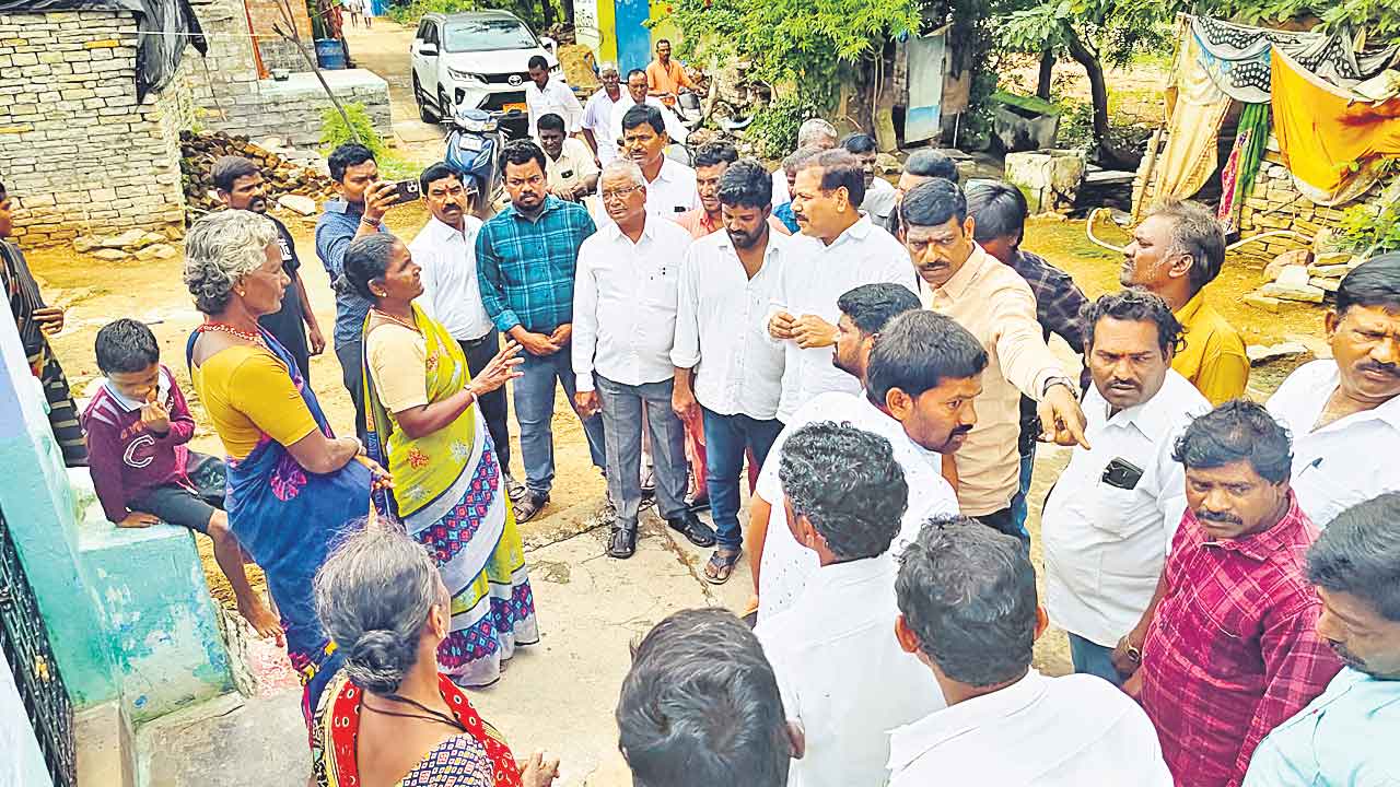 ఆరు గ్యారెంటీలు అమలు చేస్తలేరు.. బీరంతో మహిళల ఆవేదన