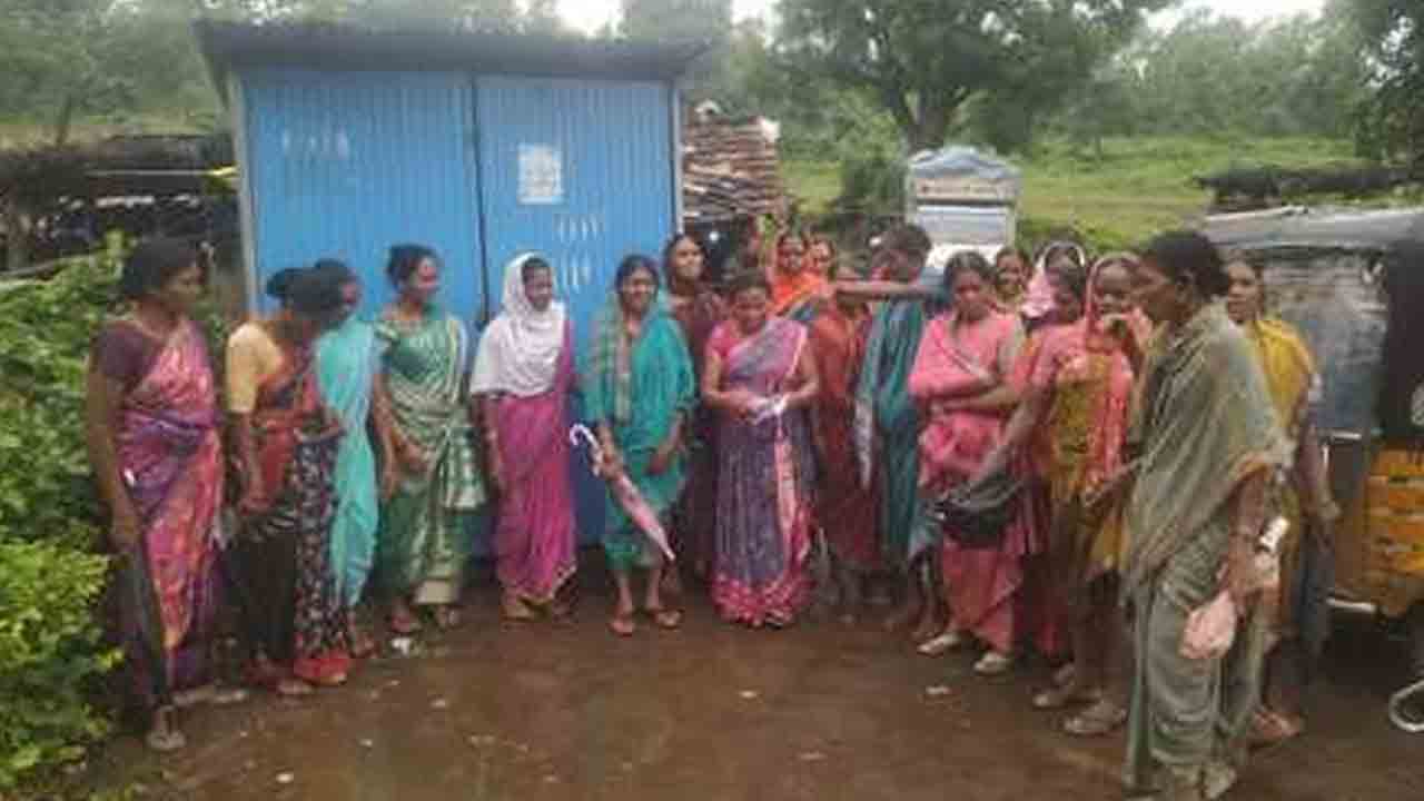 Belt shops | బెల్ట్ షాపులను బంద్‌ చేయించిన మహిళా సంఘాలు