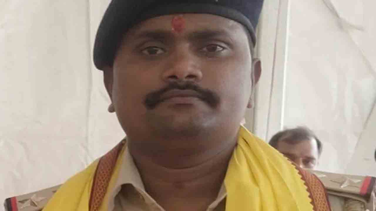 Cop Asks Caste, Forces Man Lick Spit | వ్యక్తిని కులం అడిగి.. బలవంతంగా   ఉమ్ము నాకించిన పోలీస్‌ అధికారి