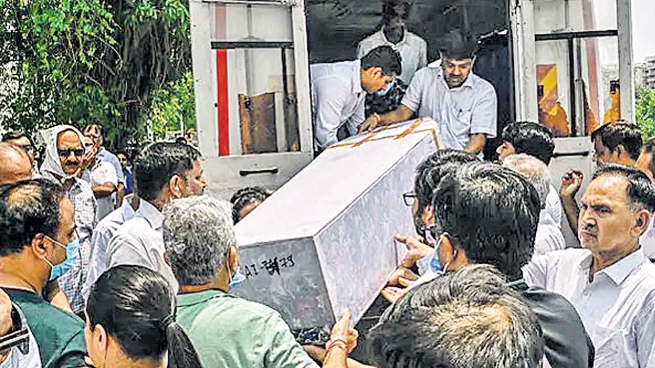 ఎయిరిండియా ప్రమాద బాధితుల మృతదేహాలు తారుమారు!