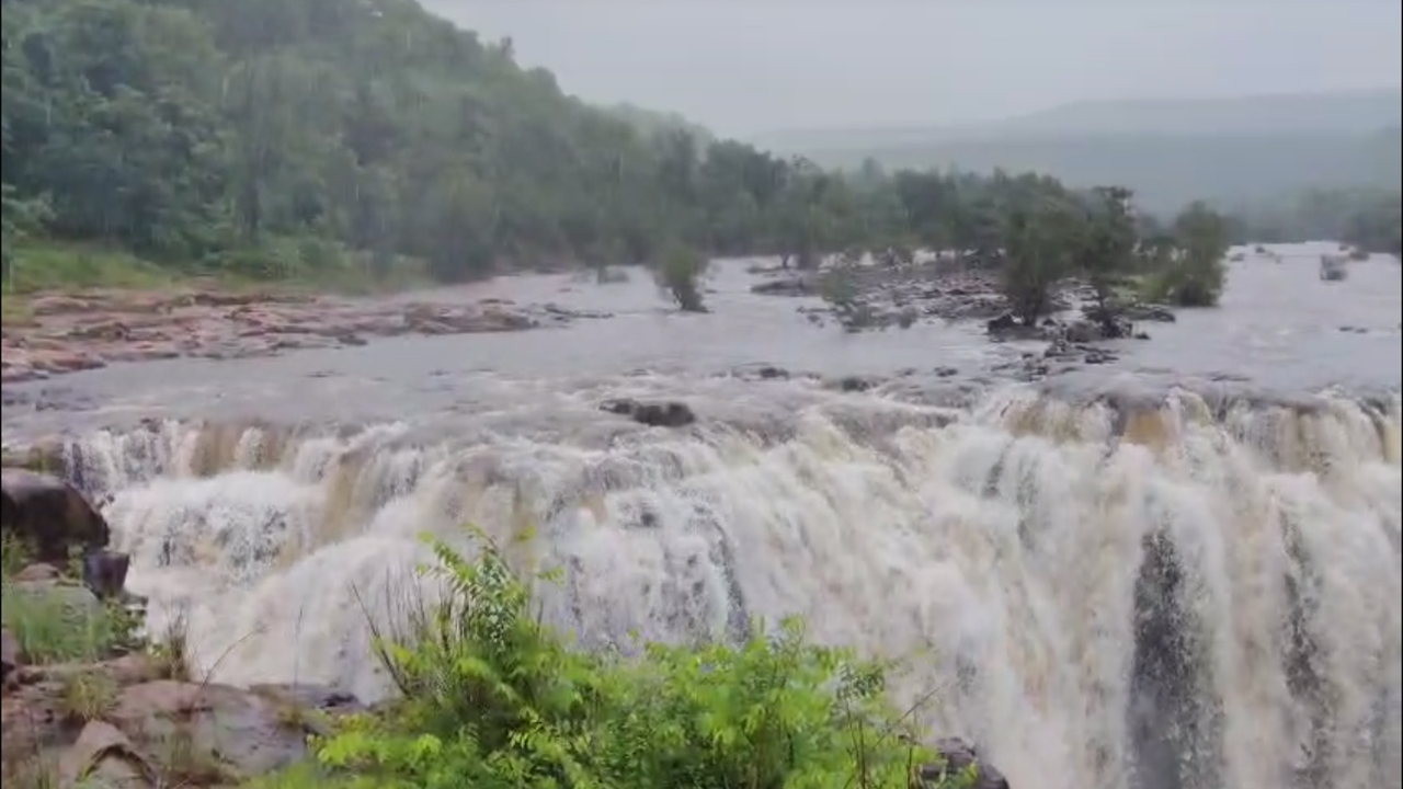 Bogata Waterfalls | భారీ వర్షాలు.. బొగత వాటర్ ఫాల్స్ వద్ద నిషేధాజ్ఞలు..!