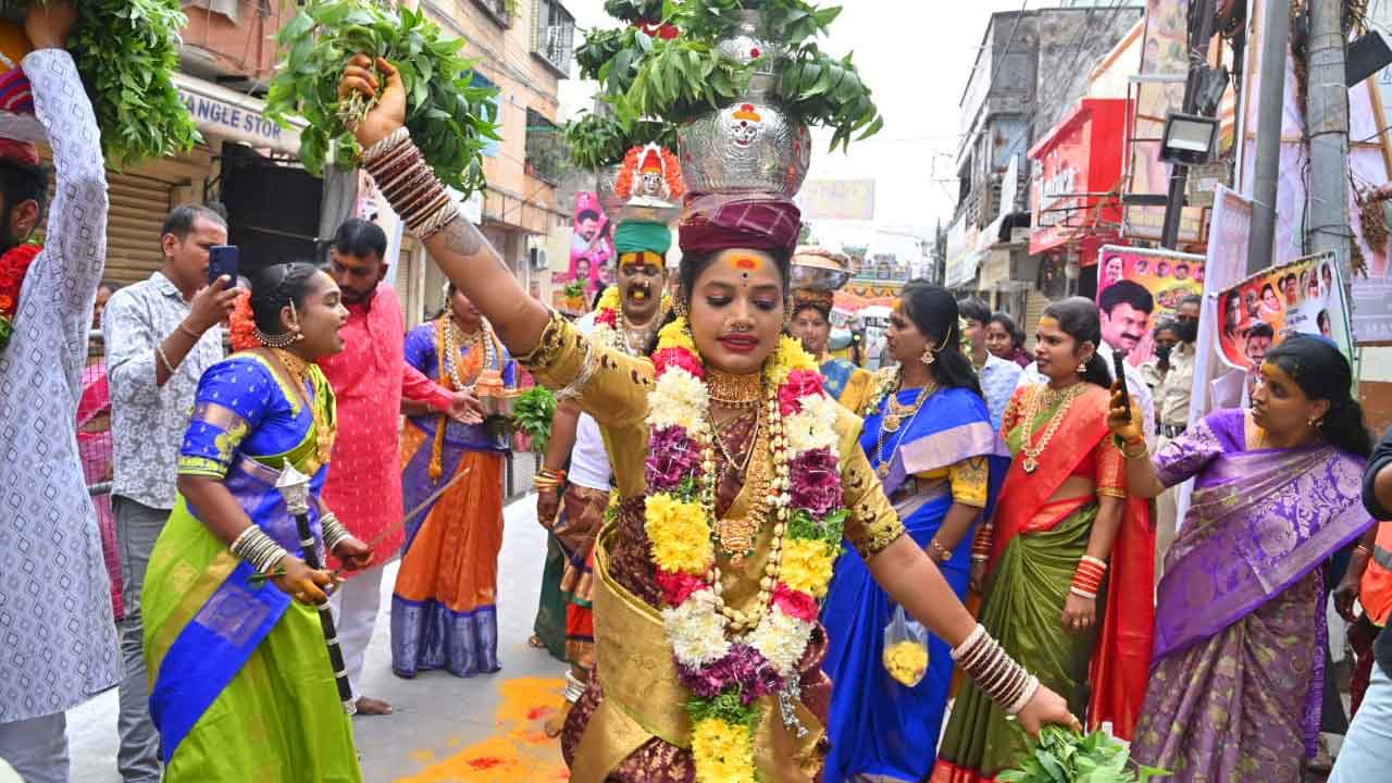 Lashkar Bonalu | లష్కర్‌లో బోనాల వేడుకలు.. అమ్మవారికి పట్టువస్త్రాలు సమర్పించిన సీఎం