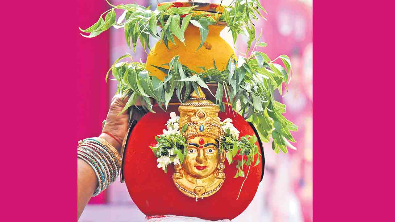 గంటన్నరపాటు రోడ్డుపైనే ఆపారు