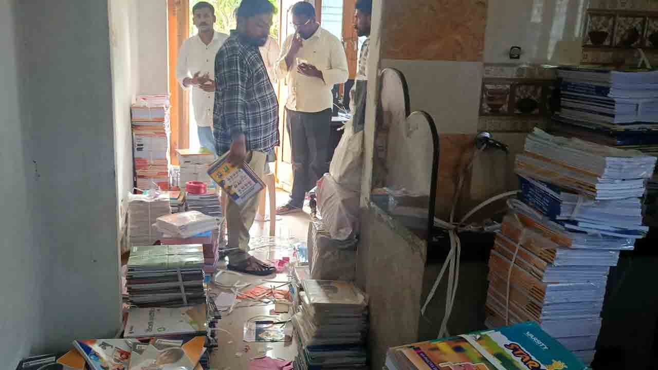 Books Dump Seize | శ్రీ చైతన్యలో అక్రమ పుస్తకాల డంపును పట్టుకున్న డీవైఎఫ్‌ఐ నేతలు