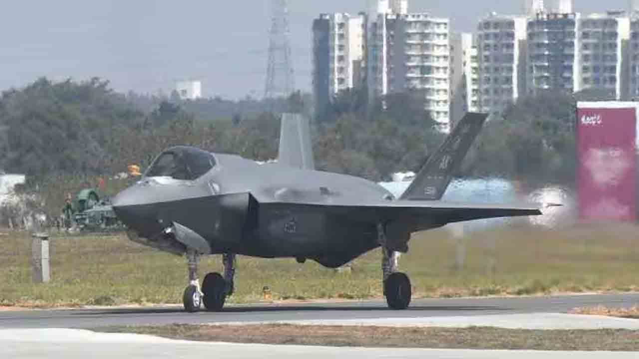 F-35 flight | కేరళ ఎయిర్పోర్టులో కదిలిన బ్రిటన్ యుద్ధ విమానం