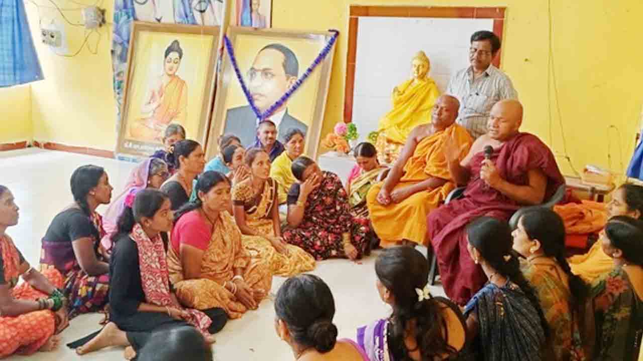 Buddhist monks | బుద్ధుడి బోధనలతో సమాజంలో శాంతిస్థాపన : బౌద్ద భిక్షువులు