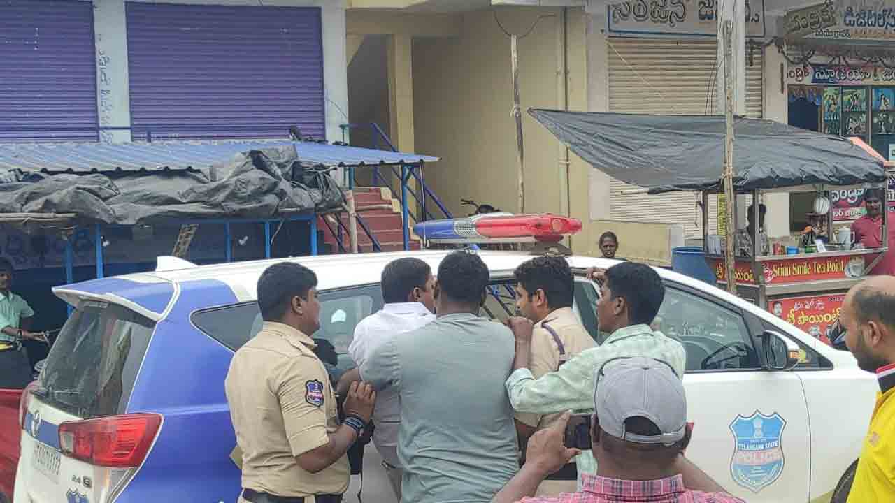 Building Owners | నోటీసులు ఇవ్వకుండా ఎలా కూల్చివేస్తారు.. భవనాల యాజమానుల ఆందోళన