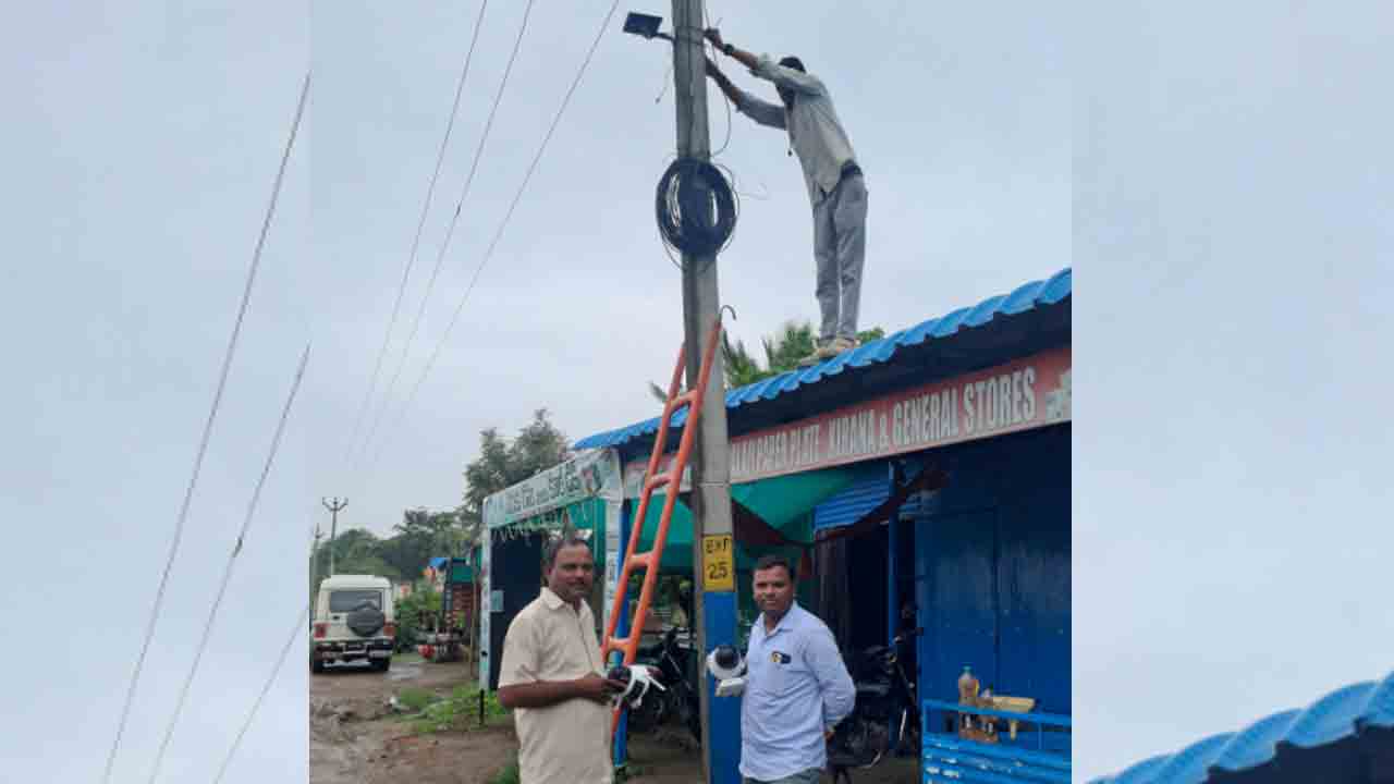 గ్రామస్తుల సహకారంతో సీసీ కెమెరాలు ఏర్పాటు