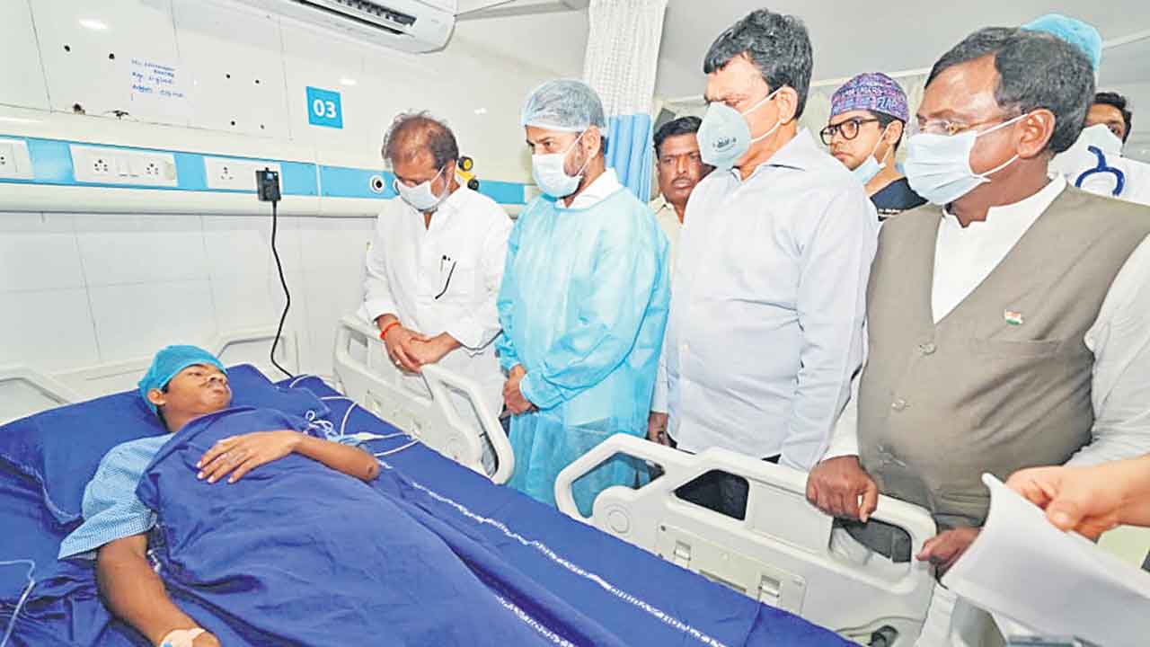 క్షతగాత్రులకు సీఎం, మంత్రుల పరామర్శ