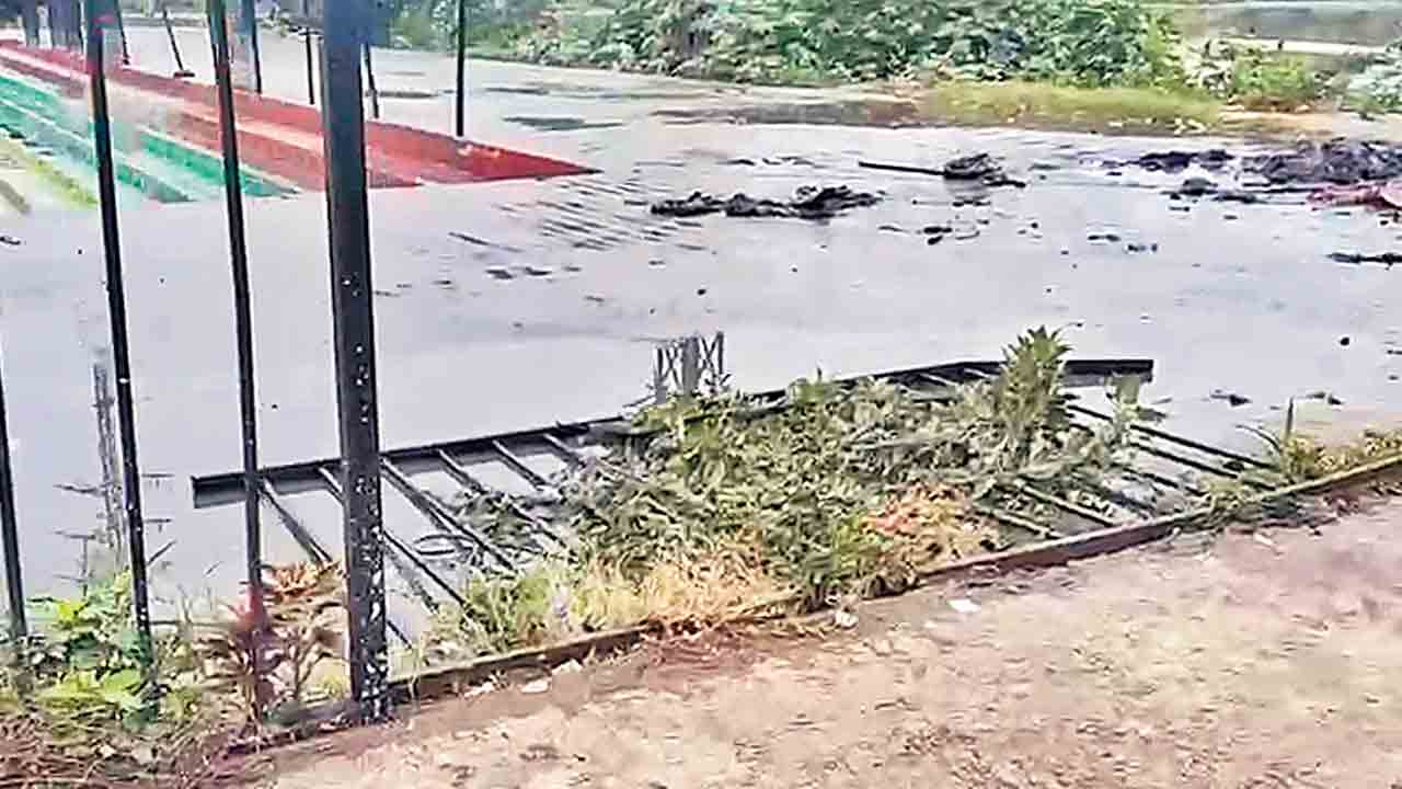 అదుపుతప్పి చెరువులోకి..