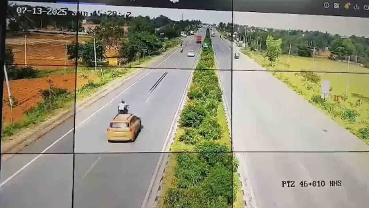 Car Drags Bike | బుల్లెట్ బైక్ను ఈడ్చుకెళ్లిన కారు.. ఇద్దరు మృతి