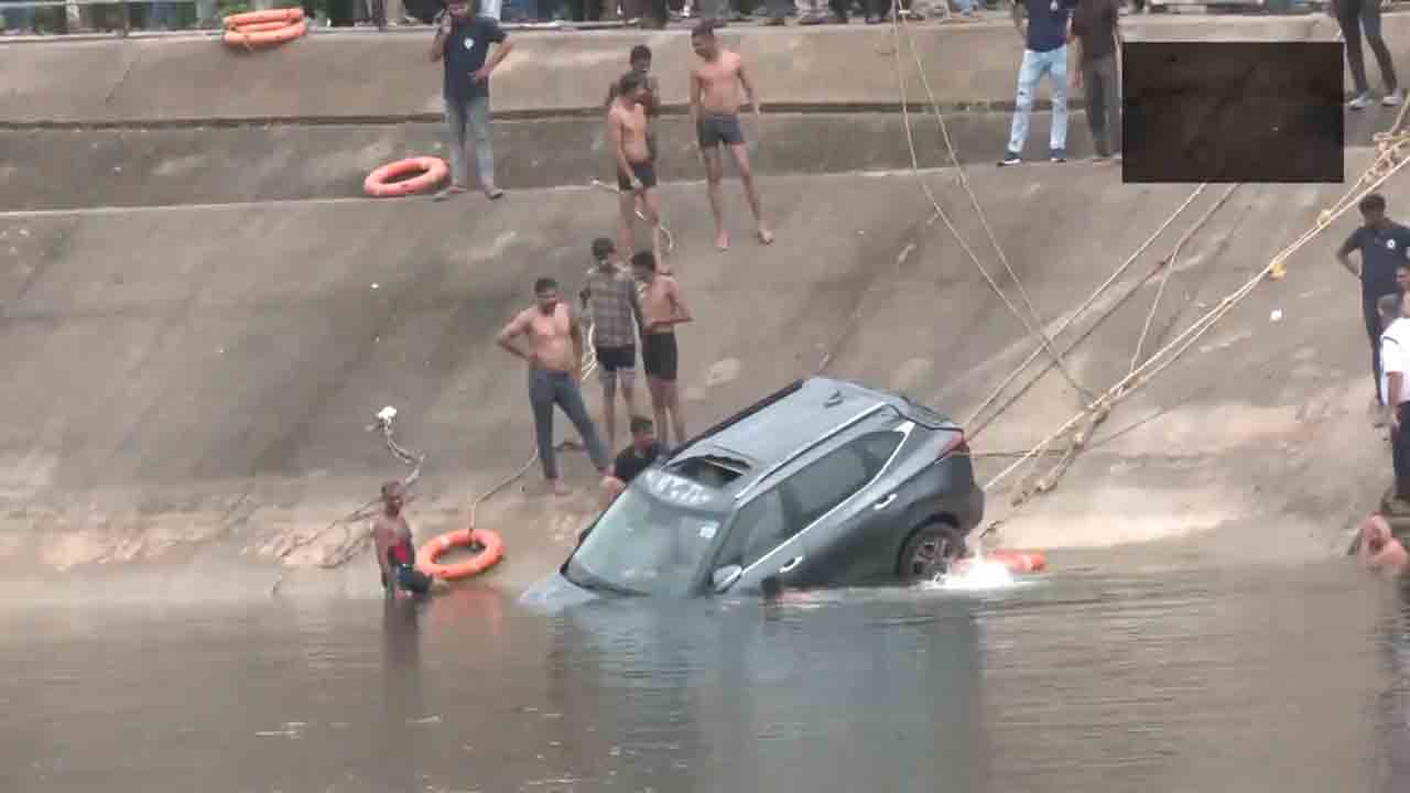 Car accident | అదుపుతప్పి కాలువలోకి దూసుకెళ్లిన కారు.. రెండు మృతదేహాలు వెలికితీత.. Video