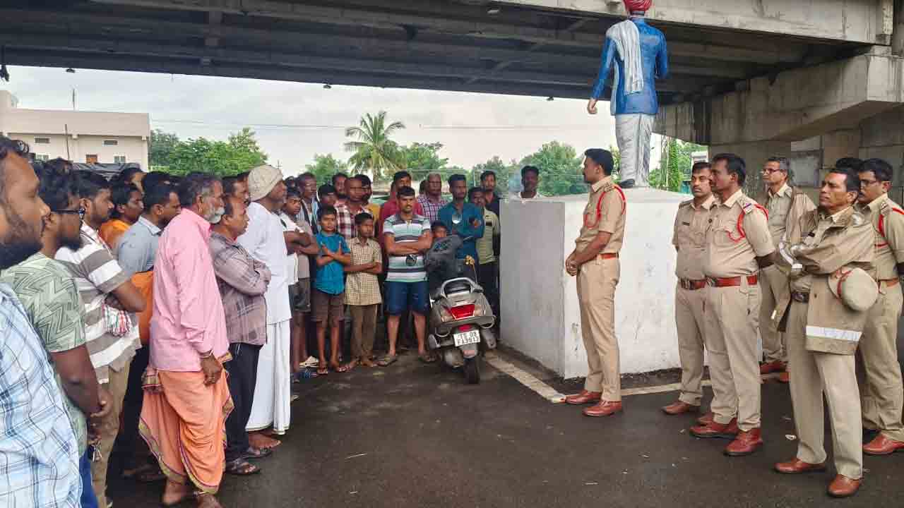 Cordon search | నేరాల నియంత్రణకు కార్డెన్ సెర్చ్ :సీఐ రవీందర్