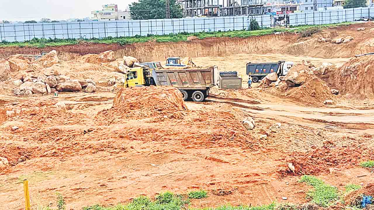 అడ్డగోలుగా సెల్లార్‌ తవ్వకాలు!