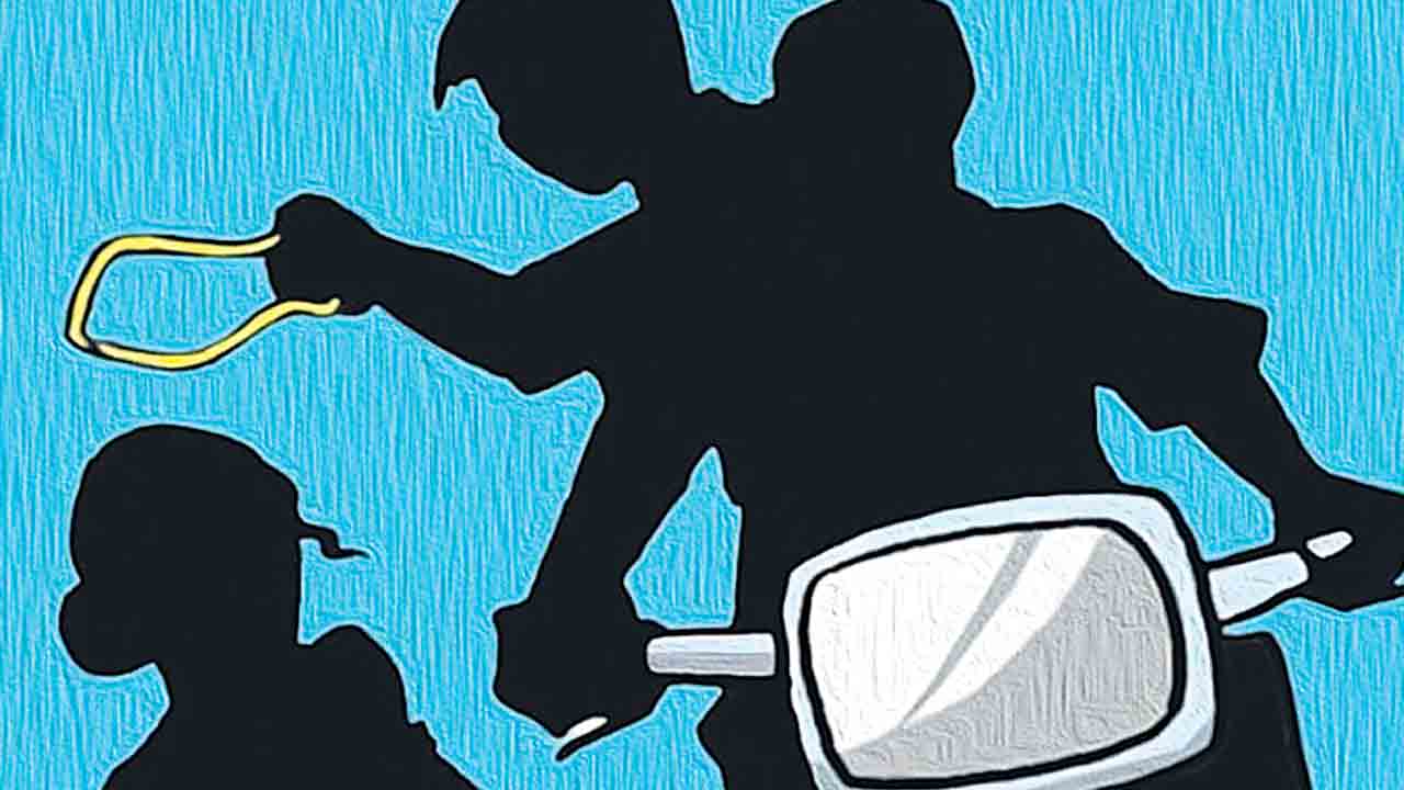 శివార్లలో స్నాచర్ల హల్‌చల్‌!