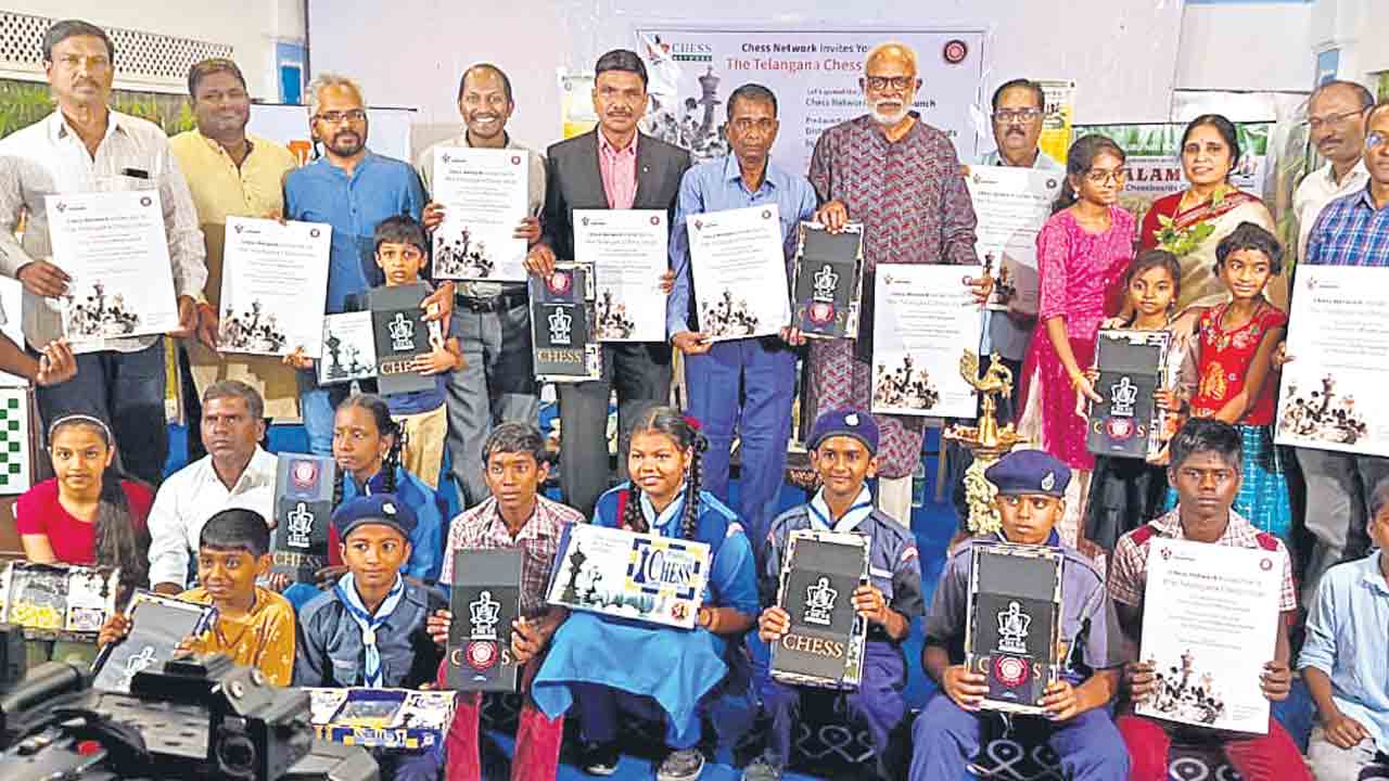 లక్ష చెస్‌ బోర్డుల పంపిణీ లక్ష్యంగా..