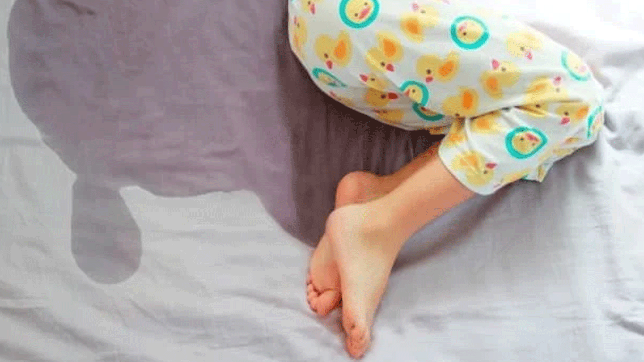 మీ పిల్లలకు పక్క తడిపే అలవాటు ఉందా?..  అయితే ఇలా చేయండి!