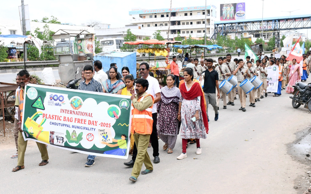Choutuppal : ప్లాస్టిక్‌ వాడకం తగ్గించాలి : మున్సిపల్‌ కమిషనర్ వెంకటరాంరెడ్డి