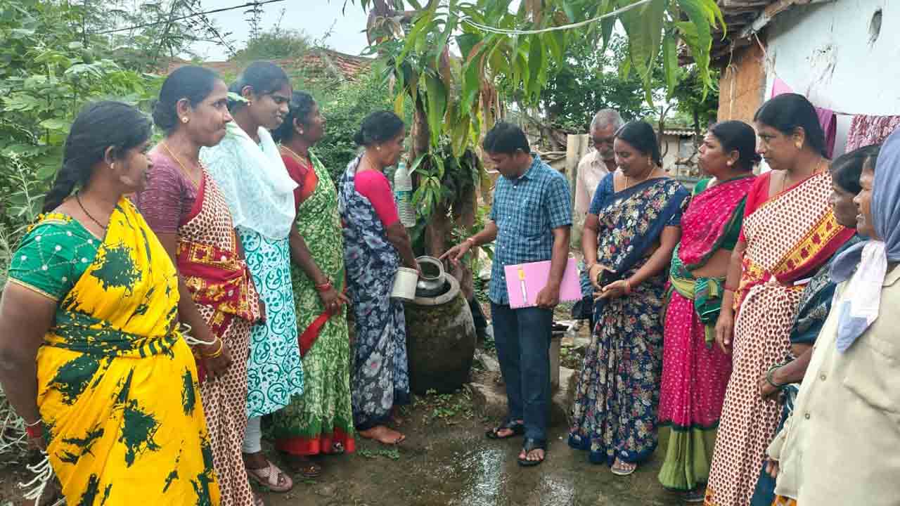 Cleanliness | ఇంటి చుట్టూ నీరు నిల్వలేకుండా చూసుకోవాలి : పంచాయతీ కార్యదర్శి మాధవ్జాదవ్