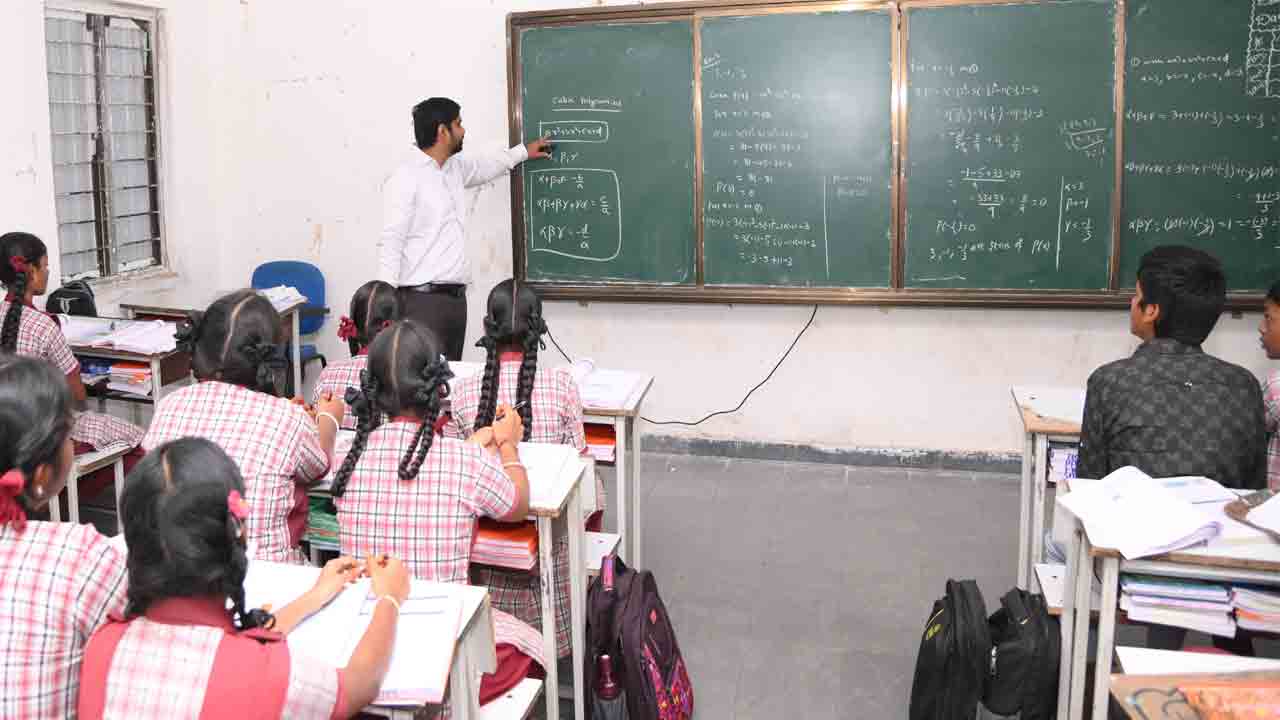 District Collector | టీచర్గా మారిన జిల్లా కలెక్టర్.. పది విద్యార్థులకు గణితం బోధన